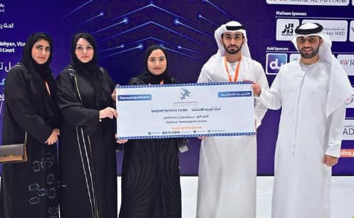 فريق مركز توجيه يحمل لوحة جائزة الإمارات للريادة في سوق العمل 2024